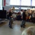 La fanfare chauffe la salle